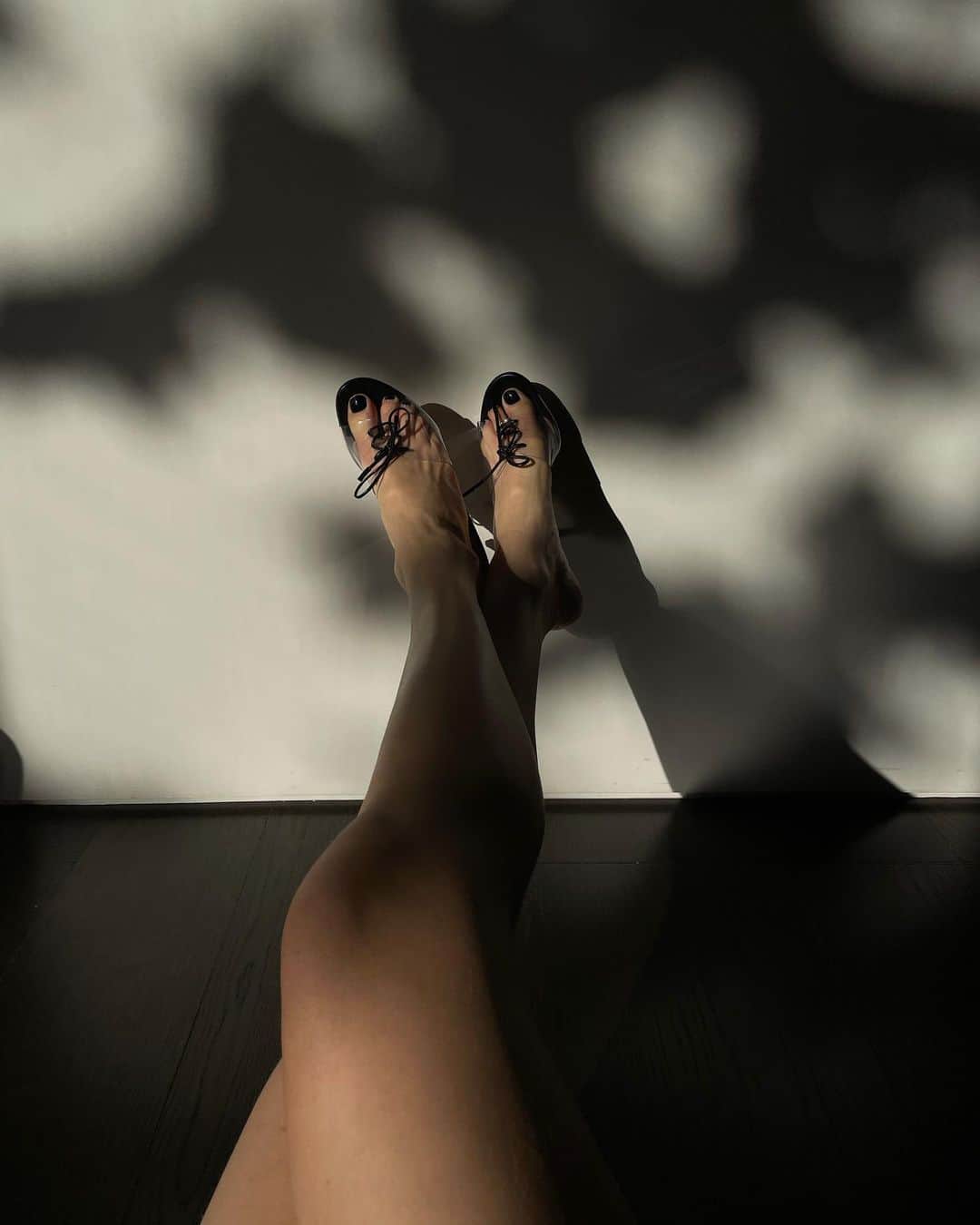 バー・ラファエリのインスタグラム：「Miss heels 👠」