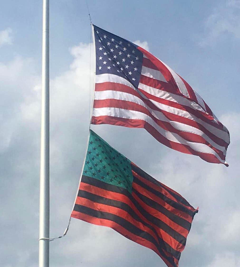 プロエンザスクーラーのインスタグラム：「Proud to be American - David Hammons’ ‘African-American flag’ and the U.S. flag, 2020」