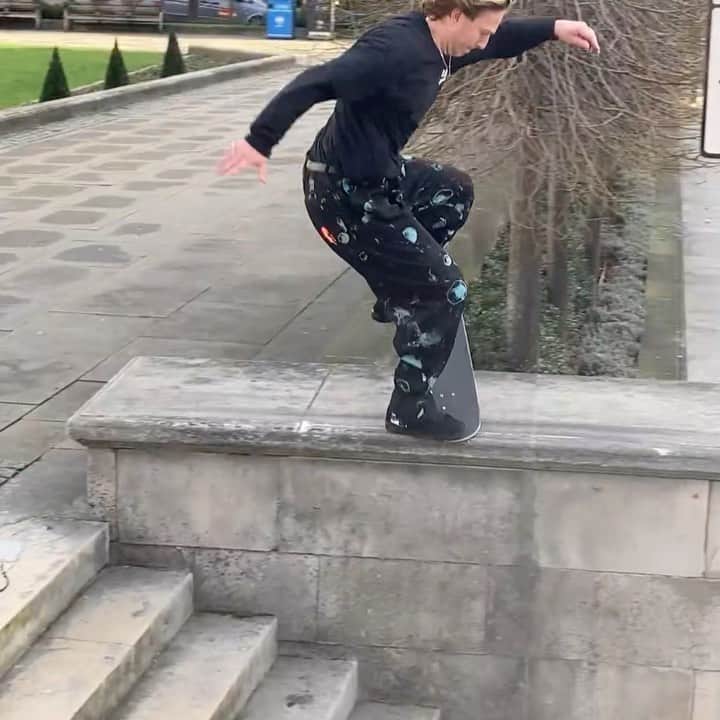 スラッシャーのインスタグラム：「🗣 @casperbrooker filmed by @jacobelliottharris」