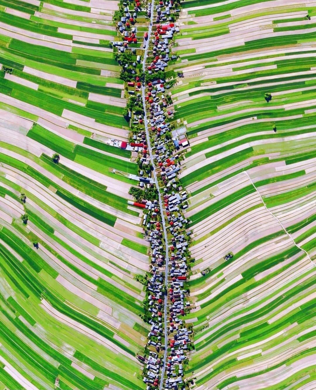 Earth Picsさんのインスタグラム写真 - (Earth PicsInstagram)「📍Sułoszowa, Poland 🇵🇱 It is a small village that is home to almost 6,000 inhabitants and one of the longest streets in Poland (stretching 9km nonstop) as shown in the photo!   Tag a friend you’d like to explore Poland with! 📷 @worldurbanplanning」1月21日 3時00分 - earthpix