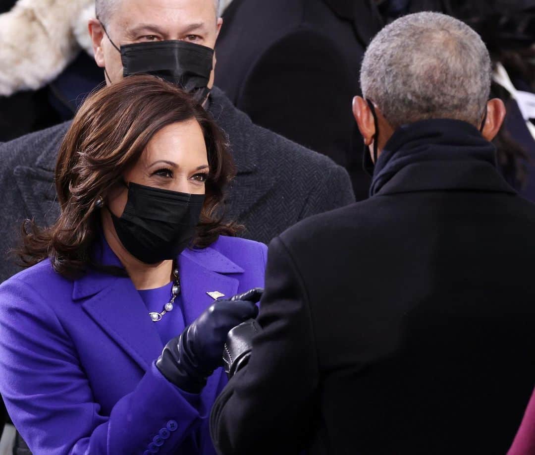 Just Jaredさんのインスタグラム写真 - (Just JaredInstagram)「You have to see what @barackobama said to Vice President @kamalaharris in a moment that was caught on camera and is going viral! Tap this pic in the LINK IN BIO to see.  #BarackObama #KamalaHarris Photo: Getty」1月21日 3時01分 - justjared