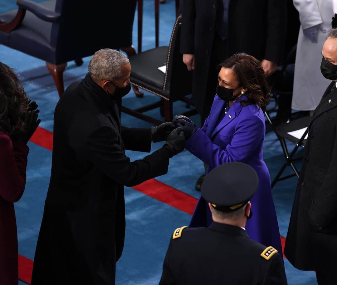 Just Jaredさんのインスタグラム写真 - (Just JaredInstagram)「You have to see what @barackobama said to Vice President @kamalaharris in a moment that was caught on camera and is going viral! Tap this pic in the LINK IN BIO to see.  #BarackObama #KamalaHarris Photo: Getty」1月21日 3時01分 - justjared