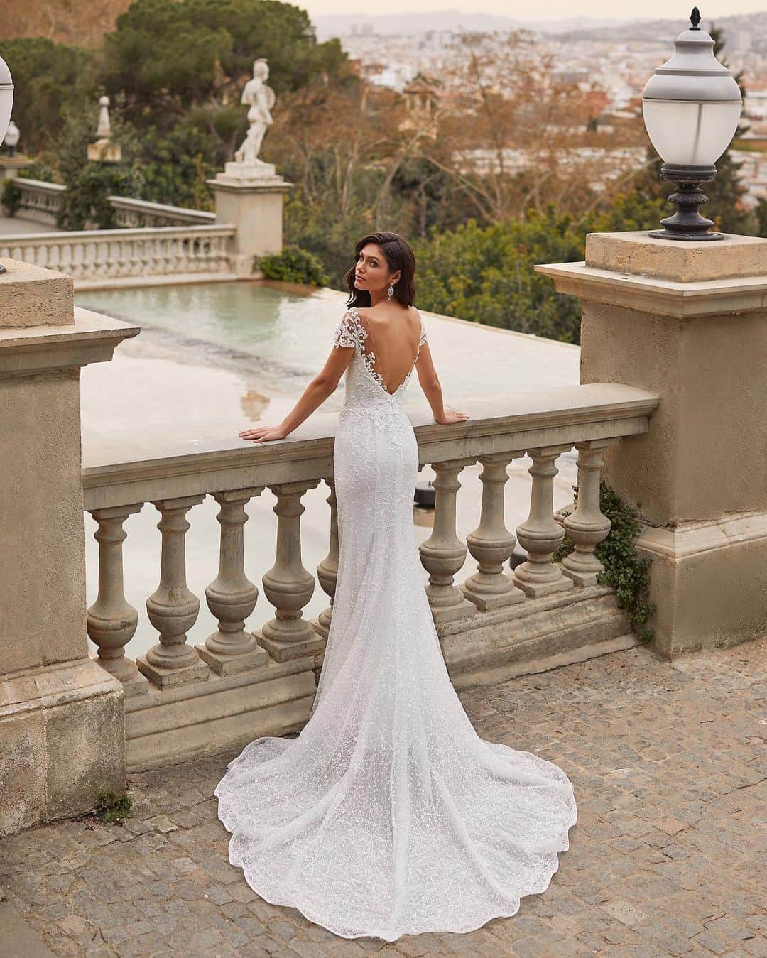 Pronoviasさんのインスタグラム写真 - (PronoviasInstagram)「Ready for a princess moment in the gorgeous Janet gown.  Crafted in butter soft tulle and ready to be paired with an overskirt to add volume. Click on the link in bio to book your appointment at your nearest Pronovias or schedule a video virtual appointment with one of our bridal stylists! #Pronovias」1月21日 2時53分 - pronovias