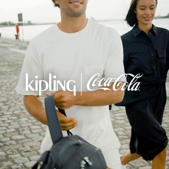 のインスタグラム：「When two icons meet… introducing the Kipling x Coca-Cola collaboration. We are doing better by lightening our step on the planet one bag at a time! The products in the Kipling x Coca-Cola collection were thoughtfully created with recycled fabrics from PET bottles, keeping these plastic bottles out of landfills and turning them into Kipling bags!  #LiveLight #CocaCola #KiplingXCocaCola #RecycleTogether」