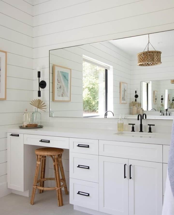カンパニードプロバンスのインスタグラム：「Spotted - notre Savon Liquide Amande Douce 🍃 Un design intemporel et élégant qui apportera la touche de couleur à votre intérieur ! Pour chaque senteur sa couleur 🌈  Alors, vous avez déjà trouvé la senteur de votre cœur ? ⁠ ⁠ 🇫🇷 95% d'ingrédients d'origine naturelle et Made in France.⁠ --⁠ Spotted - our Sweet Almond Liquid Soap 🍃 A timeless and elegant design that will bring a touch of color to your interior! For each scent its color 🌈 Have you already found the scent of your heart?⁠ ⁠ 🇫🇷 95% of natural origin ingredients and Made in France.」