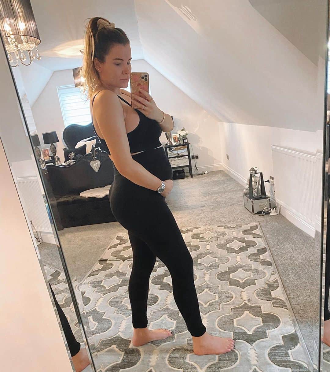 ジョージア・コウソウロウのインスタグラム：「I’m nearly 24 weeks now and everything is new to me.. I sometimes freak out about the smallest things 🙈 one thing that I’ve been so conscious of is getting extra stretch marks. ( I have always had them inside my legs but I’m used to them ) I know it’s bound to happen as I get bigger and is a natural part of pregnancy but I’ve made a point of using @biooiluk since day one and it's worked wonders but I totally forgot to use it under my boobs , I didn’t even think to oil them up 🤣🤦🏼‍♀️ & today Iv discovered there’s loads there! I know I’m growing a human & I’m so happy & proud of my body but I like to be honest & I like to tell you when I have a moment of ahhhh .. it’s a lot of change & I’m still getting used to it ! Can anyone relate ? What's the best thing you've used for your stretch marks? ( this isn’t a paid ad ) ✨❤️」