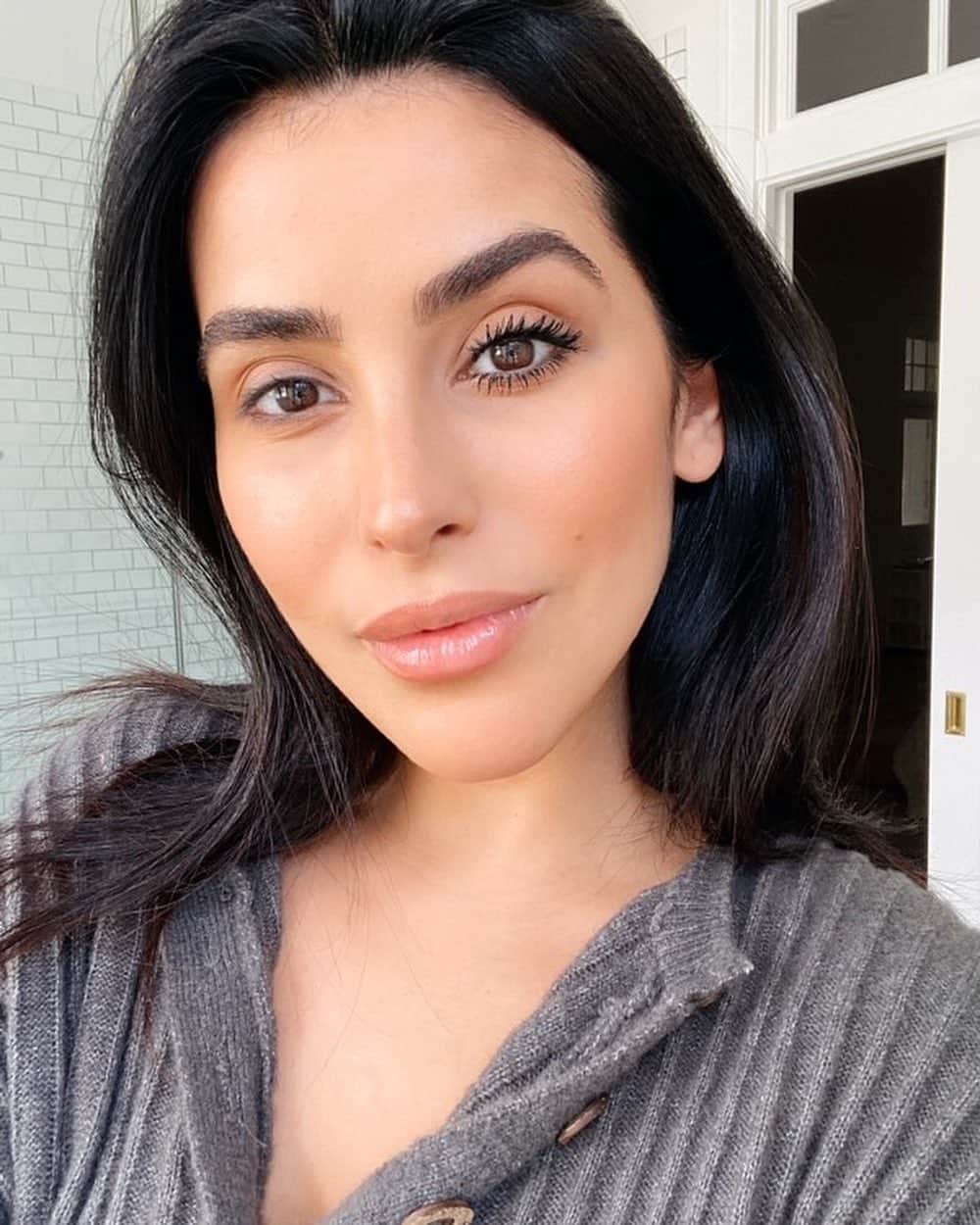 Sazan Hendrixさんのインスタグラム写真 - (Sazan HendrixInstagram)「The only drama I wanna see this year are in my lashes 🤣 I’ve been secretly testing out @bitebeauty’s new Upswing Full-Volume mascara for months now (before it hit the market) and let me show you a quick before and after application (swipe). Wowwwza! Instantly it makes my eyes look so wide awake, even though I’m in the sleepiest season of life right now with a new baby. It’s the volume for me + clean and vegan ingredients. Have any of you tried it!?🖤✨ Available at bitebeauty.com and @sephora! #cleanmascara #beauty」1月21日 2時58分 - sazan