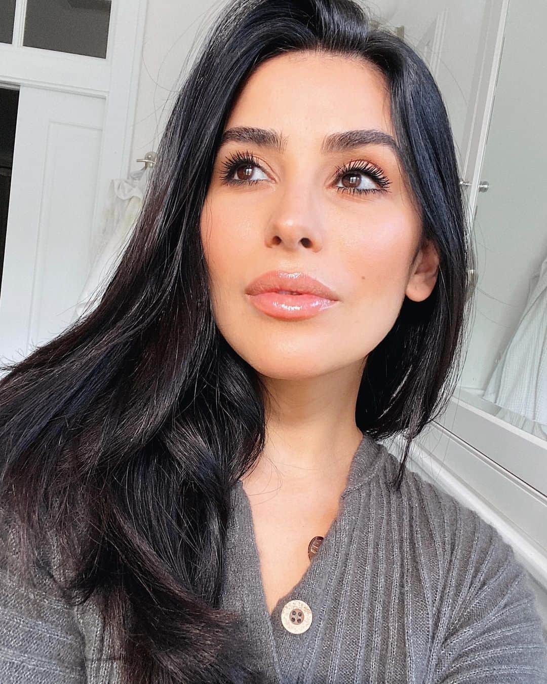 Sazan Hendrixさんのインスタグラム写真 - (Sazan HendrixInstagram)「The only drama I wanna see this year are in my lashes 🤣 I’ve been secretly testing out @bitebeauty’s new Upswing Full-Volume mascara for months now (before it hit the market) and let me show you a quick before and after application (swipe). Wowwwza! Instantly it makes my eyes look so wide awake, even though I’m in the sleepiest season of life right now with a new baby. It’s the volume for me + clean and vegan ingredients. Have any of you tried it!?🖤✨ Available at bitebeauty.com and @sephora! #cleanmascara #beauty」1月21日 2時58分 - sazan