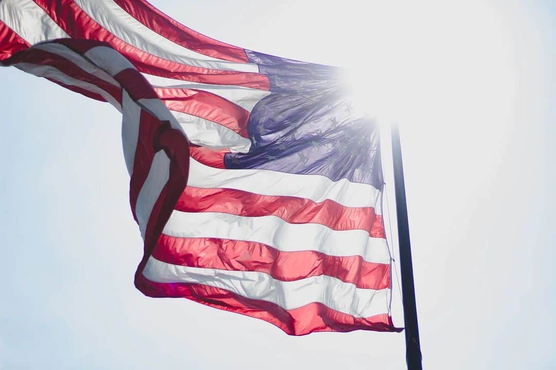 オリヴィア・パレルモのインスタグラム：「“There is always light. Only if we are brave enough to see it. There is always light. Only if we are brave enough to be it.” - @amandascgorman 🇺🇸🗽⁣ ⁣ 📷: Robert McGowan」