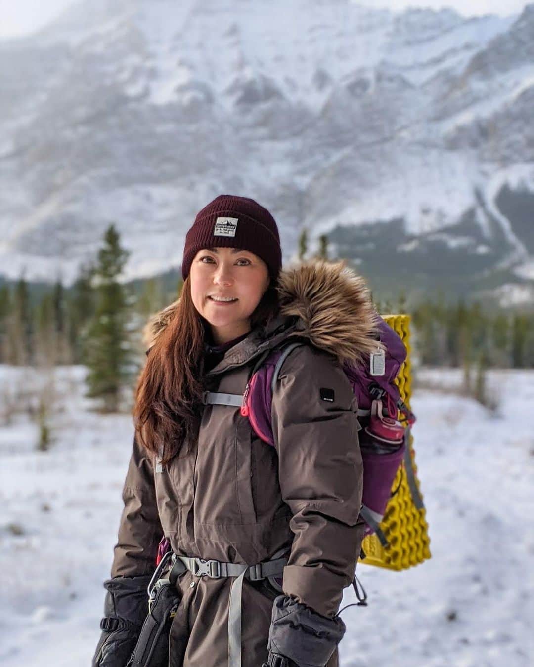 Explore Canadaのインスタグラム：「Hello! I’m Karen Ung, a blogger and photographer from Calgary, Alberta. I’ve been sharing outdoor adventures and travel destinations since 2013. My mission is to provide “everything you need to know to get outside and have fun!”   As an Alberta Parks Ambassador for several years, and CBC Radio Alberta Road Trips Columnist (2017-2019), I have explored our beautiful province extensively and continue to discover new gems. Although I’ve had a lifelong love affair with the mountains, I’ve come to appreciate all of Alberta’s landscapes. From badlands and boreal forest, to lake country and glaciers, Alberta’s scenery is more diverse than most would imagine. I feel extremely lucky to live in such an amazing place.   Over the past year, we’ve been exploring closer to home than usual, and been more mindful of our surroundings. We’ve been learning about birds, wilderness survival, and edible plants while exploring new-to-us trails and parks. Time outdoors is always a welcome break from the computer screen!   As we work and study from home, the need for nature is greater than ever. Not only is it good for your body; it also soothes the soul. I experienced the healing power of nature after the loss of my husband in 2019. Although it was difficult sometimes, I forced myself to keep getting outside every day. Whether it was the change of scenery, fresh air, or paying attention to my breathing, being outside made me stronger and better able to cope with grief and stress.   When you make outdoor time and physical activity a daily habit, no matter the weather, it becomes just that - a habit. Just because you’re exploring close to home, however, doesn’t mean every outing should be the same! On your next adventure - big or small - I encourage you to see the world through the eyes of a child; curious eyes that see magic all around. Take the “secret” path, look for pixies in the forest (perhaps you’ll see critters you never noticed before), and slide down that snowbank. Observe how  favourite trails and parks change with seasons, breathe deeply, and look inwards. How does being outside make you feel? #CanadaNice #ForGlowingHearts #ExploreCanada   📷: @playoutsidegal 📍: @travelalberta」
