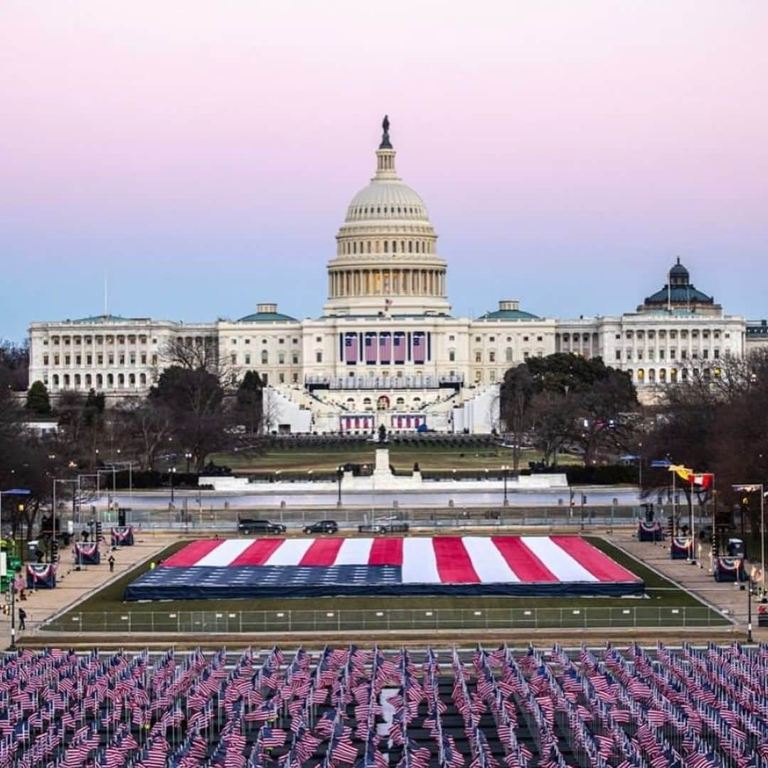 リース・ウィザースプーンさんのインスタグラム写真 - (リース・ウィザースプーンInstagram)「What an incredible moment for us all to witness! It made me emotional to see so many former Presidents and First Ladies showing up to welcome our new leaders @joebiden and @kamalaharris to our highest office. While the division in our country is still painfully real, I am optimistic that this is a moment of recommitment to each other. A commitment to becoming a UNITED states again. Today, I feel hopeful for the future of our great nation. 🇺🇸」1月21日 3時17分 - reesewitherspoon