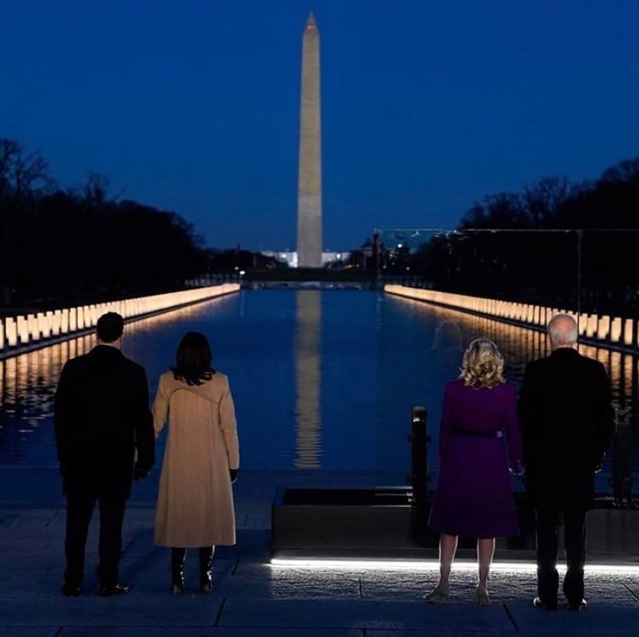 リース・ウィザースプーンのインスタグラム：「What an incredible moment for us all to witness! It made me emotional to see so many former Presidents and First Ladies showing up to welcome our new leaders @joebiden and @kamalaharris to our highest office. While the division in our country is still painfully real, I am optimistic that this is a moment of recommitment to each other. A commitment to becoming a UNITED states again. Today, I feel hopeful for the future of our great nation. 🇺🇸」