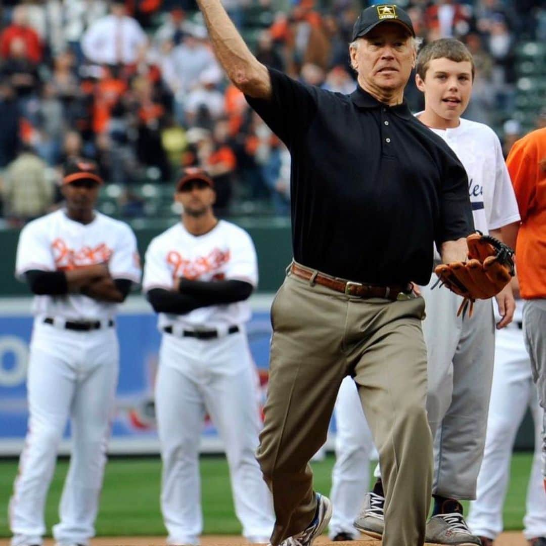 アダム・ジョーンズさんのインスタグラム写真 - (アダム・ジョーンズInstagram)「Inauguration Flashback to when then Vice President  @joebiden came to Camden Yards to deliver the first pitch! Congrats on being sworn in as President today Mr. President @joebiden. The President spoke with us for a few minutes and wished us luck (it ain’t work for damn as it was 2009 Lolol)! Lets continue to push forward as one nation!! P.S. look at that handshake. He knows what’s up hahahaha」1月21日 3時19分 - simplyaj10