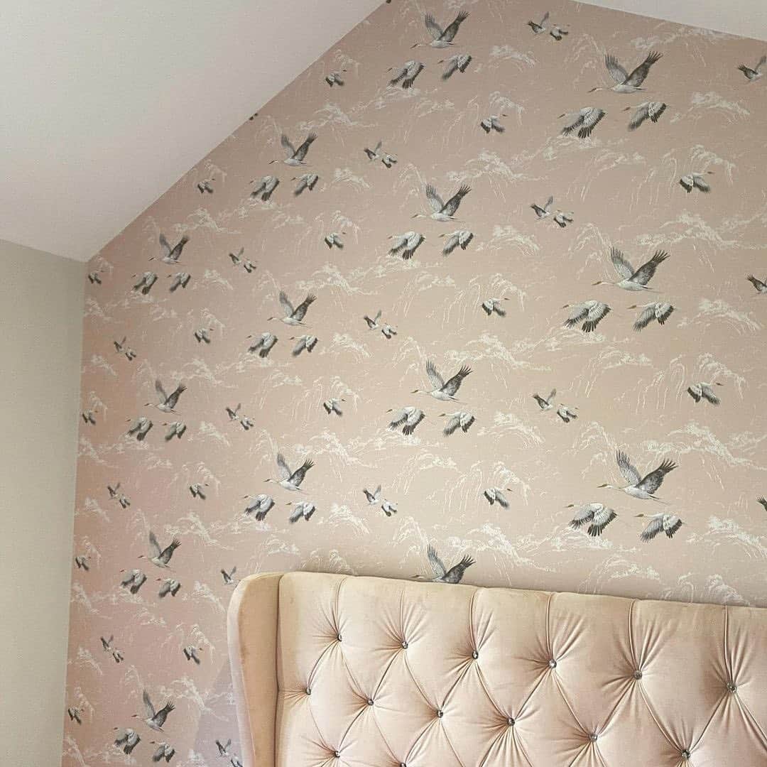 ローラアシュレイのインスタグラム：「We are delighted to share that the beautiful Animalia print will be returning in our spring 2021 collection.   This graceful design featuring cranes in flight, adds a contemporary yet classic feel to any home. The only question left to ask is, blush or silver?  #LauraAshleyPrints  📷 by @our.georgian.dream & @plot82_oporto_belong」