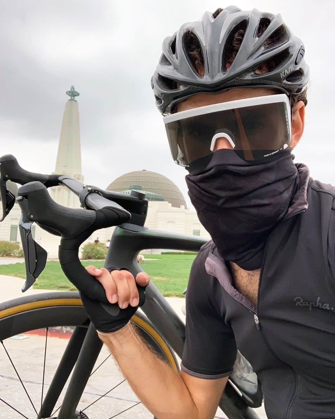 のインスタグラム：「MY GUARD ONE with Andrew Vottero – The stylist and avid cyclist explains the magic of LA and how it changed his relationship to his craft, the fabulous concept of his 'fashion dolphin' Jeff Goldblum, and finally, why he’s recommending GUARD ONE to all his cycling friends.   Read the full interview on MYKITA JOURNAL via link in bio. __ #mykitajournal #mylonguardone #guardone #ppe」