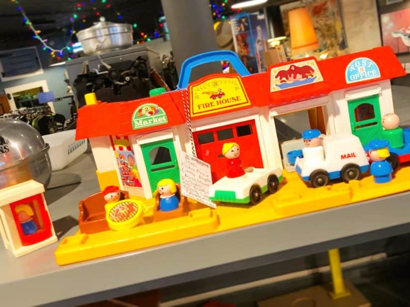 のインスタグラム：「・ Nostalgic toys that we used to love. ・ Antique shopにて… 昔持っていたおもちゃを発見！ 確か妹の2歳のお誕生日プレゼントとかだった気がする。　 昨年ちょうど、アレ残しておけば息子がきっと喜んだのにね〜などと話していて…。 コレを発見した時はかなり興奮しました‼︎ 写真撮って家族に送ろうと思ってたのに送るの忘れてた(笑) 懐かし過ぎて欲しかったけど我慢しました。 これ持ってた人とか居るのかしら！？  #fisherprice#toycar#antiquetoys#antique#antiqueshop#toys#おもちゃ#フィッシャープライス#アンティーク#アンティークショップ #usa#アメリカ#アメリカ生活」