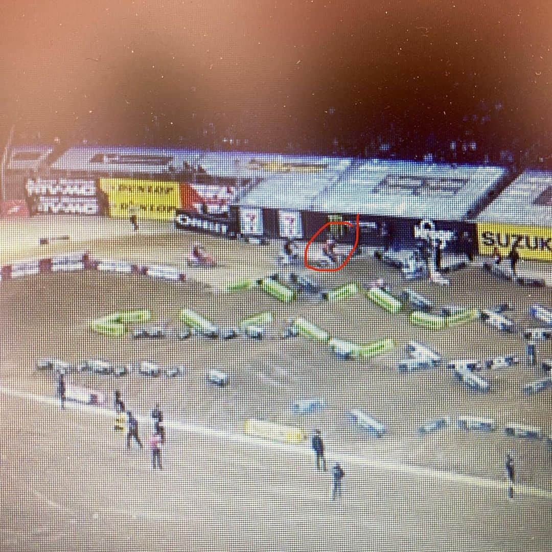 ケン・ロックゼンのインスタグラム：「❗️Before i get into my night i wanted to say that i am disappointed in how this situation was handled. (Sorry for the bad quality photos) i just wanted to get you guys an idea of what the deal was. Put yourself under my helmet. There is a video with a better angle that the AMA has which made it even more clear...  I got docked 4 championship points because of jumping on a Red Cross flag even though my vision at this part of the track was blocked because Dylan took the outside line and as i came around the sand turn he was  positioned perfectly in front of the flag and i could not see it.   I have never disrespected the Red Cross flag ever before and in my eyes this was clearly not a BLATENT VIOLATION. This situation was very unique and the timing of it was so special that a warning or a fine would have been a lot more appropriate. I have spoke my peace. I am just disappointed with the decision especially since it says it black and white in the rule book. A situation like this ( points docked ) instead of a fine is not fair. It just simply wasn’t “BLATANT”. There were more factors than just simply jumping on a red cross flag🤷🏼‍♂️ anyway. I ll just deal with 🤙🏽 That means no red plate. It’s all good though.」