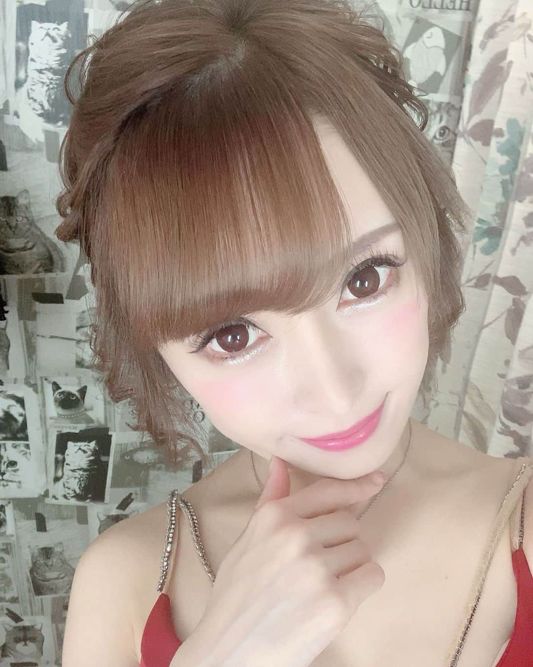 のインスタグラム：「撮影してきましたよ💖  赤ドレスよりピンクドレスの ラインナップになったのでまた載せます🥰  #メイドカフェ#プティパルフェ#住吉#アールズカフェ#錦#キャバクラ#名古屋#YouTube#17LIVE#tiktok#幸せ#2021年#あけましておめでとうございます#撮影」