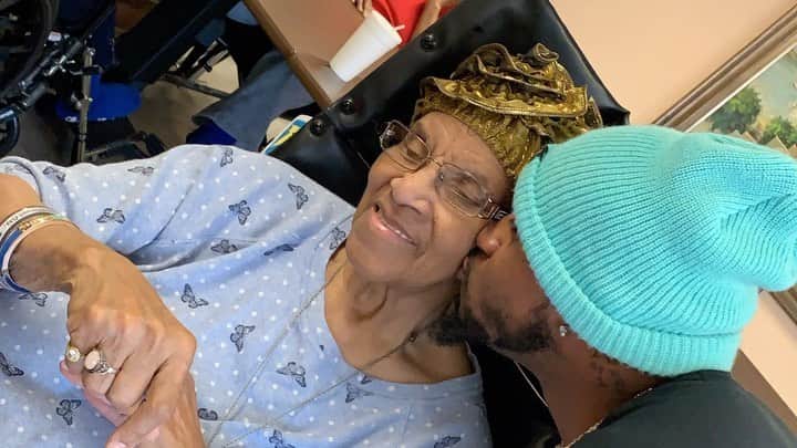 デショーン・ジャクソンのインスタグラム：「Dear Gram, where do I begin to start. I will forever admire your SPIRIT. I LOVE YOU UNCONDITIONALLY. Your love is like tears from the stars 🌟 You always loved and cared for me, when I was down you were there to comfort me!!!! ❤️❤️❤️❤️ Now go REST IN HEAVEN AND PROTECT ME PLEASE !!!! 🙏🏾🙏🏾😪😥😢」
