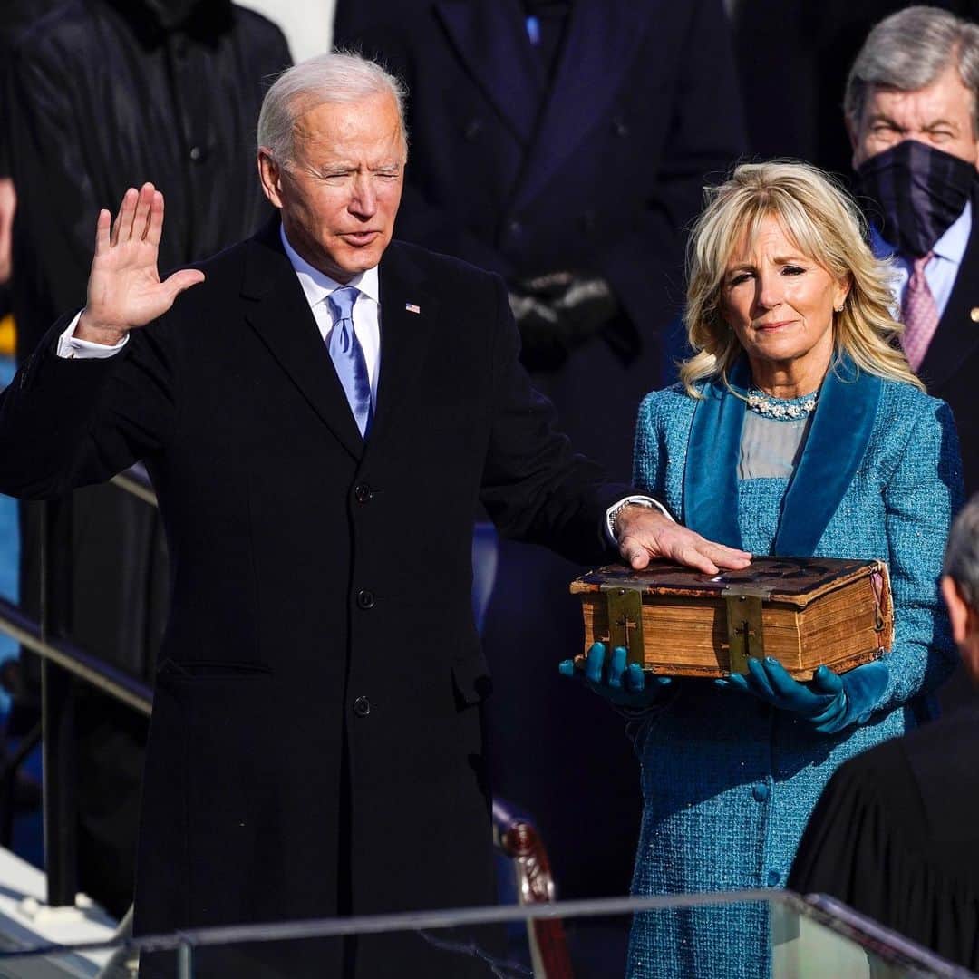オプラ・ウィンフリーのインスタグラム：「Decency and compassion restored. Hallelujah!! President @joebiden 🇺🇸🇺🇸🇺🇸🇺🇸」