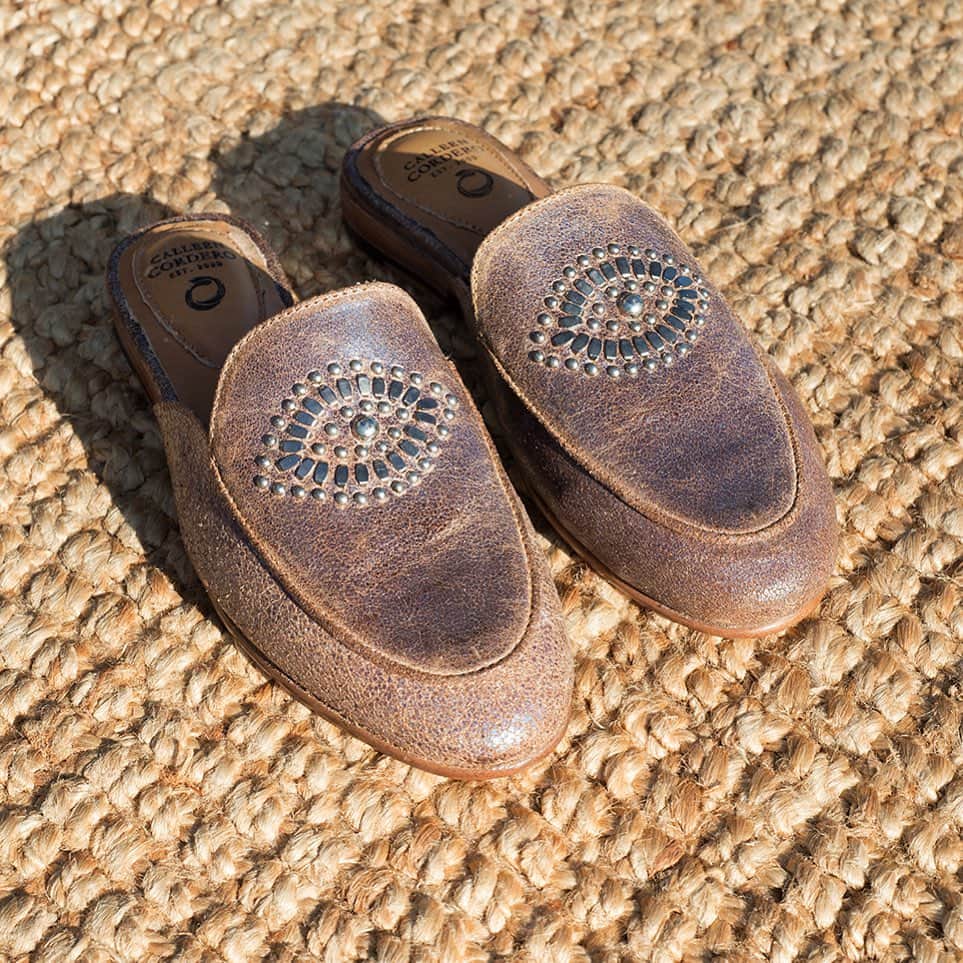 のインスタグラム：「Easy breezy! The Marigold slide is a perfect accesory for any outfit.  Featuring our new blue cracked pearl leather   #Timeless #Artisanfootwear #Handmadefootwear #Handmadeshoes #Handmadewomens shoes #Handmadeleatherwomenshoes #Leathershoes #Leatherfootwear #Footwearforwoman #Shoesforwoman #Luxurywomanfootwear #Calleencorderofootwear #Calleencorderofootwear #Calleencordero #mules #muleshoes #mulesshoes #slide #slides #slidesmules #fashion #accessories #metalic #metalicshoes」
