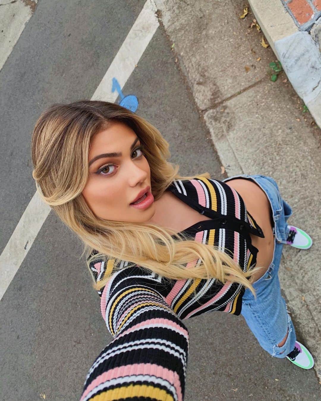 ケルシーのインスタグラム：「the best time to wear a striped sweater is all the time   top from @fashionnova fashionnovapartner」