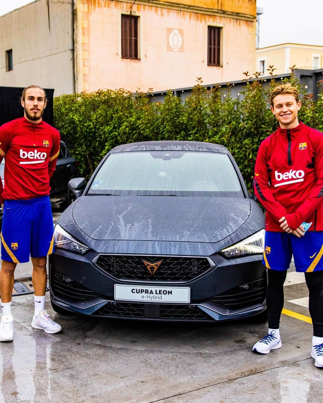 FCバルセロナさんのインスタグラム写真 - (FCバルセロナInstagram)「🚗 The players with their @cupra_official cars」1月21日 4時01分 - fcbarcelona