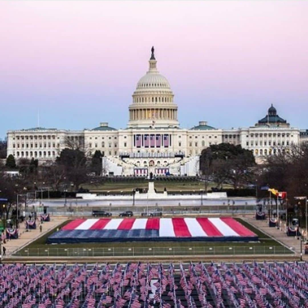 ブリジット・モイナハンさんのインスタグラム写真 - (ブリジット・モイナハンInstagram)「A giant exhale of the past and taking in this historic moment filled with hope. #democracymatters #hope #unity @potus @vp #welcome」1月21日 4時05分 - bridgetmoynahan