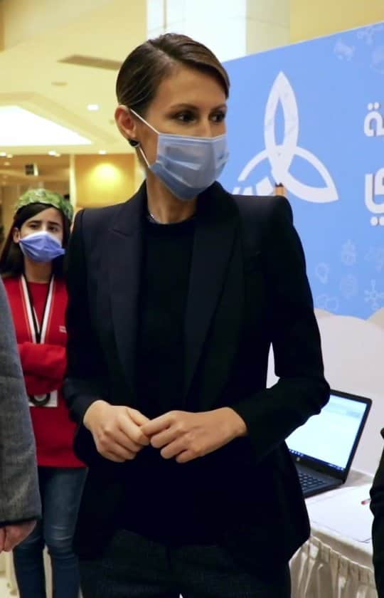 のインスタグラム：「"#المنصة_الإلكترونية التي تعد شكلاً من أشكال التعليم عن بعد تمثل اليوم إنجازاً وطنياً معاصراً وتجربة لابد من نقلها وتعميمها على مستوى قطاع التعليم في #سورية عامةً وذلك لما يوفره التعليم عن بعد من وقت وجهد ومال ويحقق العدالة بحيث تصبح المعلومة متوفرة لجميع الطلاب في كافة المناطق و لا يبقى الأستاذ المتميز مرتبطاً بمنطقة جغرافية معينة وموجهاً لمجموعة محددة من الطلاب فقط". " #التعليم_الإلكتروني لم يعد مجرّد ميّزة إضافية وإنما صار جزءا أساسياً من التعليم وهو يحتاج لبنية مرافقة، من كهرباء، وانترنت، وأجهزة تكنولوجية، ومحتوى تعليمي الكتروني،  ومعلمين قادرين على تقديم هذا المحتوى للطلاب، و هذه المستلزمات تفرض تحديا جديدا على عاتق الدولة".  السيدة #أسماء_الأسد خلال لقائها اليوم الفرق الوطنية المشاركة في منافسات #الأولمبياد_العلمي_السوري_٢٠٢١ وأساتذتهم.  #SyrianPresidency #Syria #Assad #Asma #Distanceeducation」