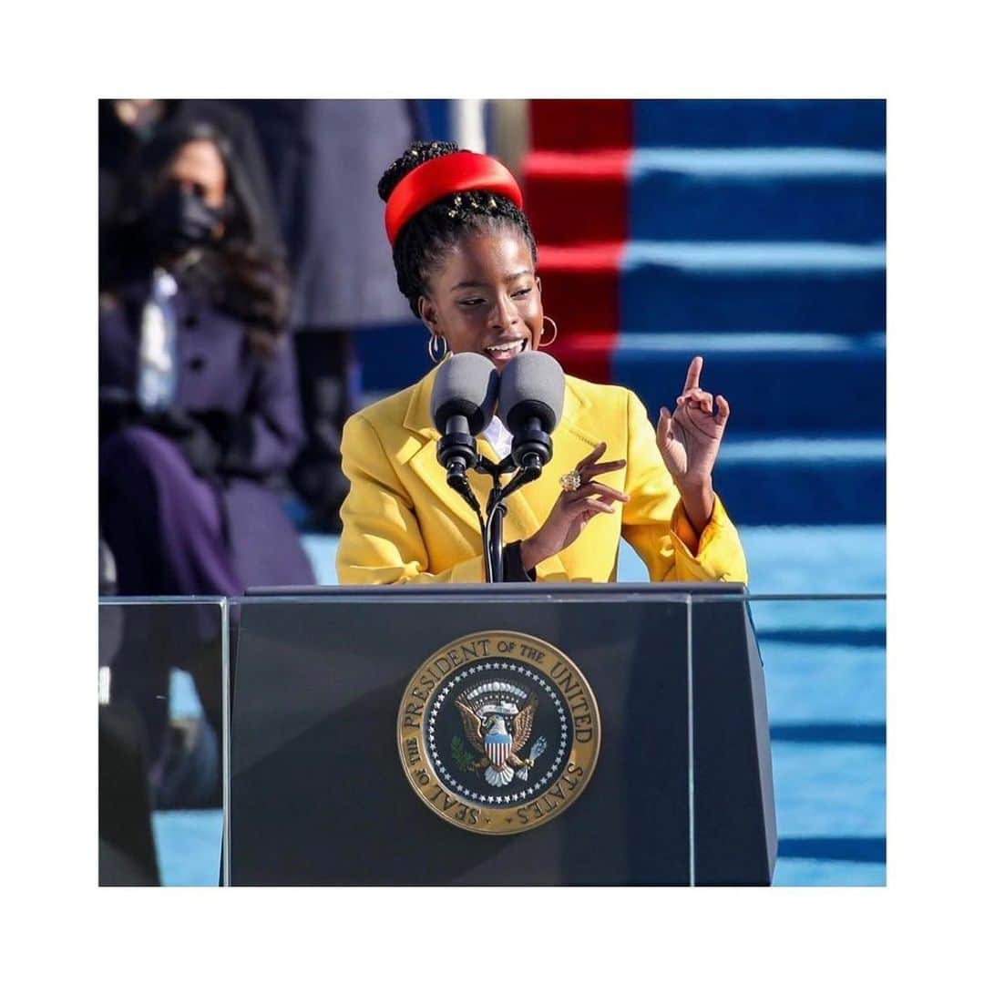 メリル・デイヴィスのインスタグラム：「“If we merge mercy with might and might with right, then love becomes our legacy...” @amandascgorman  ••• What an incredibly powerful moment. I’m in awe of Youth Poet Laureate, Amanda Gorman. 🇺🇸 ••• #inaugurationday #inauguration #inauguration2021」