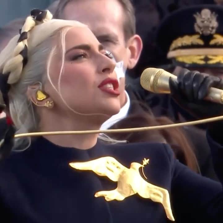 カリーヌ・ロワトフェルドのインスタグラム：「In absolute awe of @ladygaga’s performance 🇺🇸 The Star Spangled Banner gets me everytime ❤️」