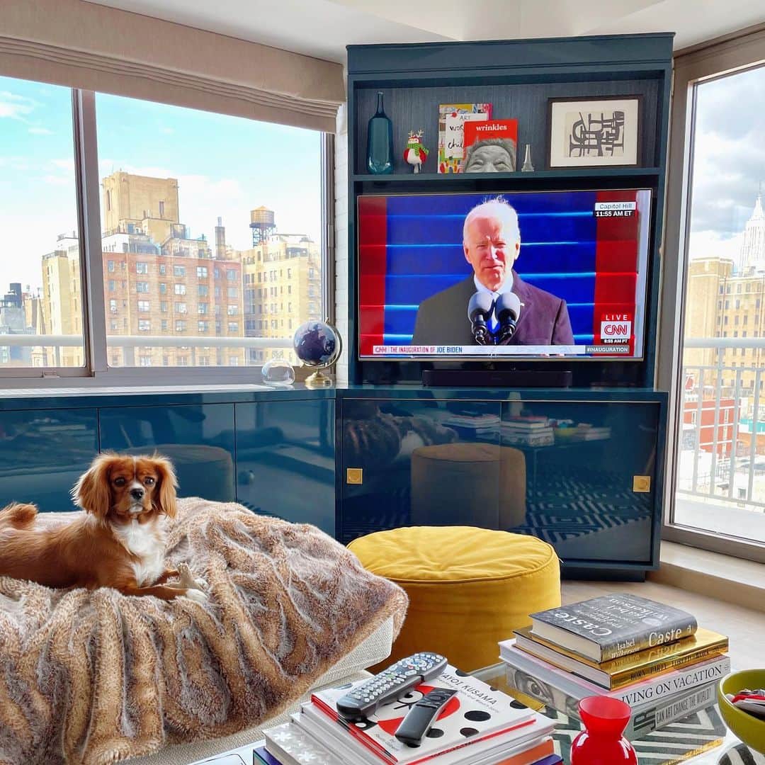 Ilana Wilesのインスタグラム：「It’s a new day!!!! Even Frankie looked up and appreciated the importance of the moment. She was like, who’s this guy making so much sense??? The moment that broke me was when the Obamas entered. I was a puddle. What an incredible win for human decency and progress. Seeing Kamala get sworn in was powerful, hearing Biden’s words was like a giant exhale and then poet laureate Amanda Gorman took the stage. “We learned that quiet isn't always peace, and the norms and notions of what 'just is' isn't always justice." Her words were captivating, but the thing I loved the most is that you could tell Kamala and Joe were really listening to her. The kids are both in school, but I know Mazzy was watching because she messaged the moment Biden was sworn in. Swipe left 🙌🏻」