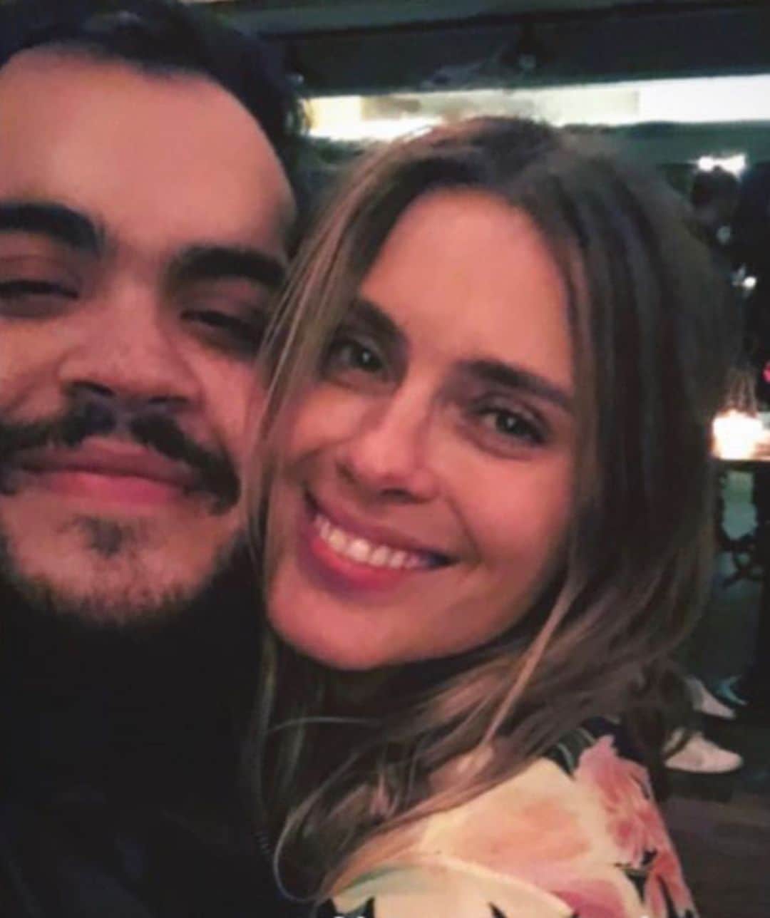 のインスタグラム：「fran  é hoje  o q eu mais escuto; a voz mais doce,  na batida mais malemolentemente delicia, do batuque soft-power  q mais toca no meu som.  o fran traz nele uma ancestralidade q define o q eu mais gosto no mundo: a baianidade q mora nas pessoas. a calma de como se diz qq coisa, a musica q vem junto com o olá e o axé.  fran vc ainda é tão novo e já tão gigante. eu agradeço ter tido a sorte de te ver de perto, e ao ventre da tua mãe,  q é das pessoas q mais tem o meu amor.  eu desejo fran q vc transborde no mundo tudo isso q vc traz na veia misturado a tudo isso  q vc transformou com o seu olhar,  do seu jeito,  com seu canto,  e q é bonito demais!!!  te amo,  moleque da titia...  toda sorte, saúde e alegria  pr’ocê! tamojunto 🤍」