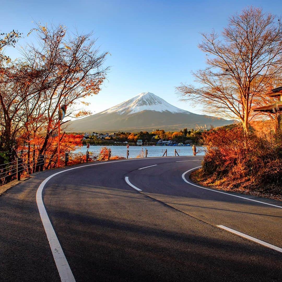 タイ航空のインスタグラム：「✈️Fly smooth to Japan with THAI between January to March 2021 🇯🇵  🔹Flights to Tokyo(Narita) available on Tuesday, Wednesday and Saturday 🔸Flights to Osaka available on Saturday  *Terms and conditions apply  Ticketing Period: Now - 31 March 2021 Traveling Period: 13 January - 31 March 2021  *Available only for passengers who can enter Japan with one-way ticket.   Please check the latest entry requirements before issuing a ticket. 👉🏻 www.thaiairways.com  #Tokyo #Osaka #Japan #Thaiairways #TGBecauseWeCare #HygieneExcellence」