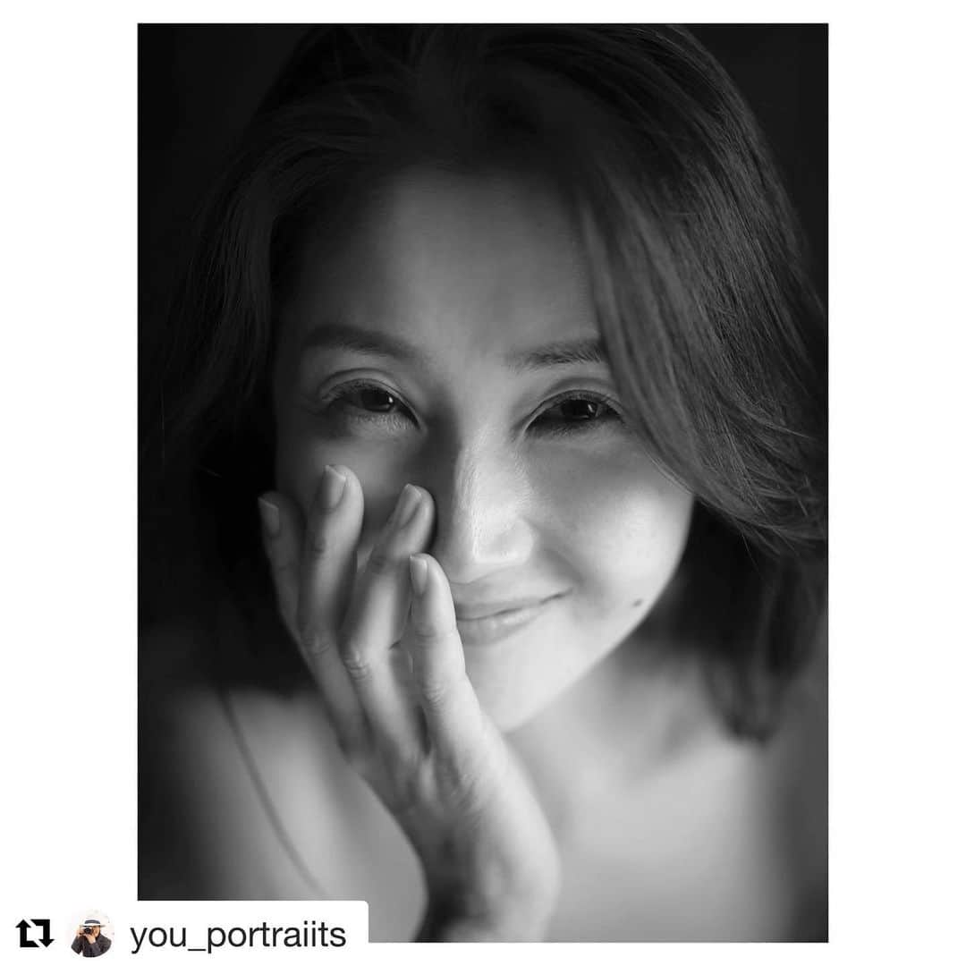 芦田桂子さんのインスタグラム写真 - (芦田桂子Instagram)「大好きなフォトグラファーyOU @youkphoto に撮影してもらった49歳の素のワタシ 装ってた一瞬のスキを狙われたw そろそろ51のワタシもよろしくね！  Repost @you_portraiits with @get_repost ・・・ すっぴんフォトセッション#20 ﻿ 2019年にフォトセッションとして公募を始めてからの アーカイブを遡り中。  同じ事務所で出会って年齢が近いことから 仲良くなったモデルのアッシーこと芦田桂子さん。 その美貌とさっぱりした男前な性格で　 周囲を一気に魅了します。 近頃ではハーブや漢方の専門家としても多方面で活躍中の 2人の子供達のお母さんでもある尊敬する女性。  Thank you  @keiko_ashida  ﻿ #すっぴんフォトセッション ﻿ #photographeryOU﻿ #justwayyouare ﻿ #美しさは引き算」1月21日 15時16分 - keiko_ashida