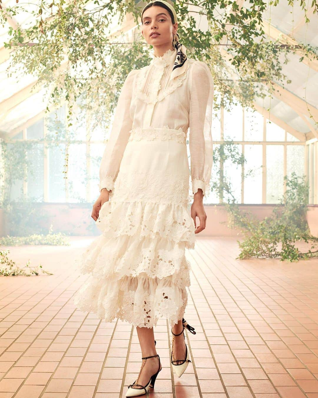 ジマーマンさんのインスタグラム写真 - (ジマーマンInstagram)「Look 29: The Lovestruck Trim Shirt and Midi Skirt, worn with the Raffia Headband, Neck Tie Scarf & Bow Wedge. Explore more via the link in our bio. #&LOVESTRUCK #ZimResort21 #zimmermann」1月21日 15時12分 - zimmermann