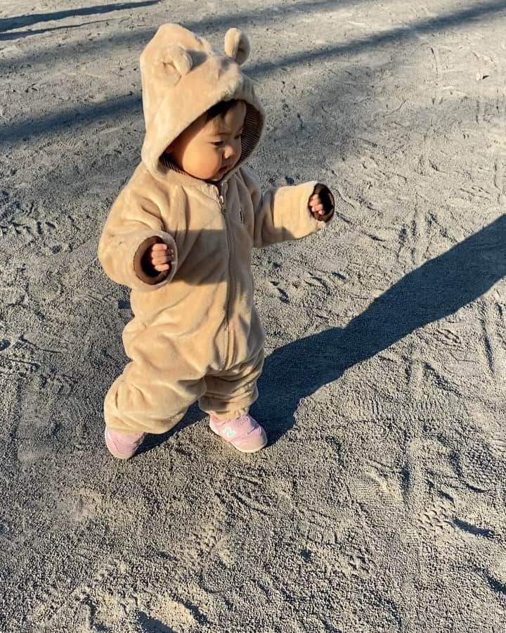 長谷川竜也のインスタグラム：「歩きの名人 #くまのコスチューム #散歩」