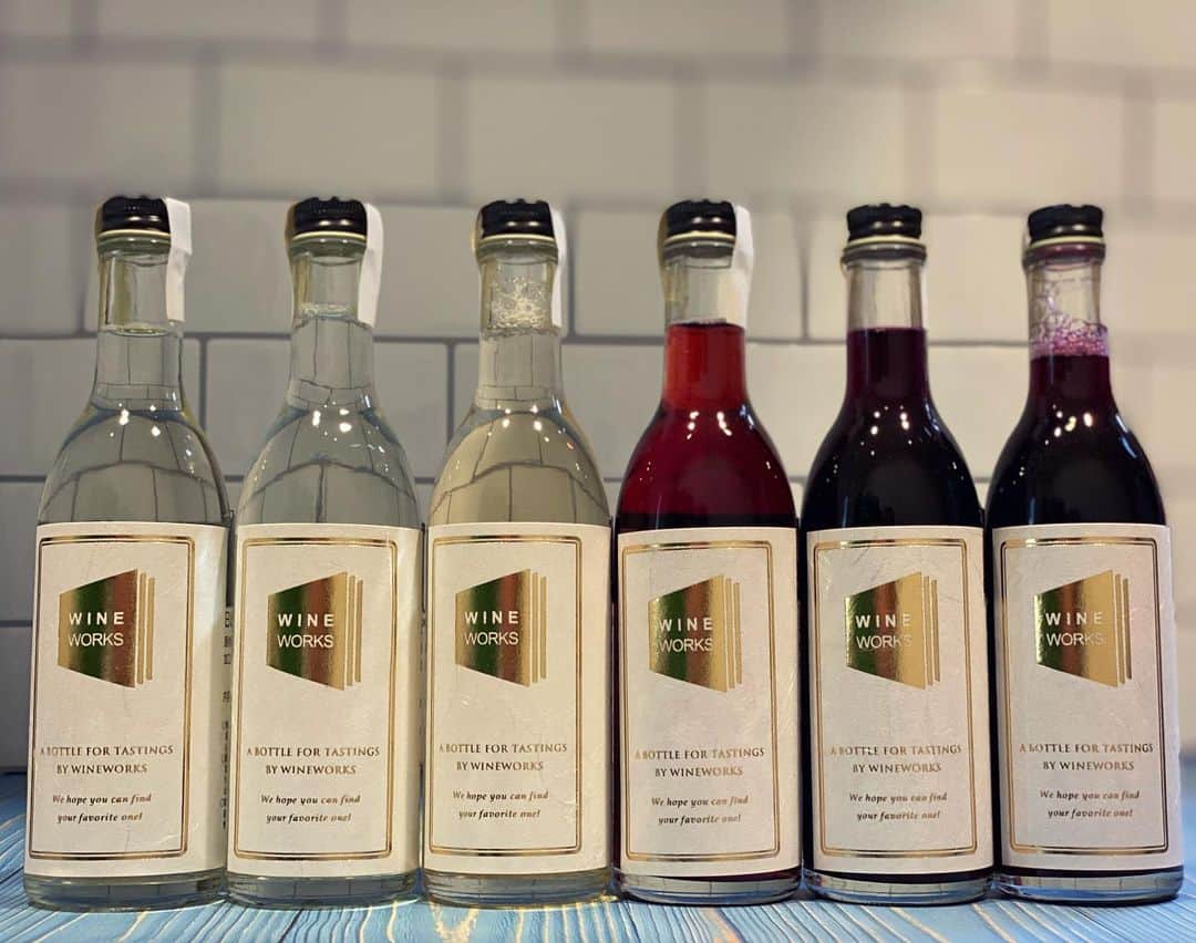 のインスタグラム：「おうちで日本ワインの"ブラインド会"やります🍷🍷🍷 2021年1月31日(日)21:00〜 オンラインサロン 「ひぐち君の日本ワイン会」は、 リモートで 日本ワイン6種(白3赤3)のブラインドテイスティング会を 先着20名様でやらせていただきます🍷 残りわずかとなっております🙇🙇🙇 ★おかげさまで満席となりました🈵 #wineworks #crux #日本ワイン　🇯🇵 #japanesewine #vinjaponais  #wine #vin #vino #winetime #winelover  #instawine #wineexpert  #tokyo  #オンラインサロン #ひぐち君の日本ワイン会 ↓↓↓ https://bit.ly/2KJ9DQy #リモートワイン会  #オンラインワイン会 #オンラインブラインドテイスティング #オンライン飲み会 #ワイン会 #おうちワイン #wineathome #zoom #zoomwinetasting  #毎週開催」