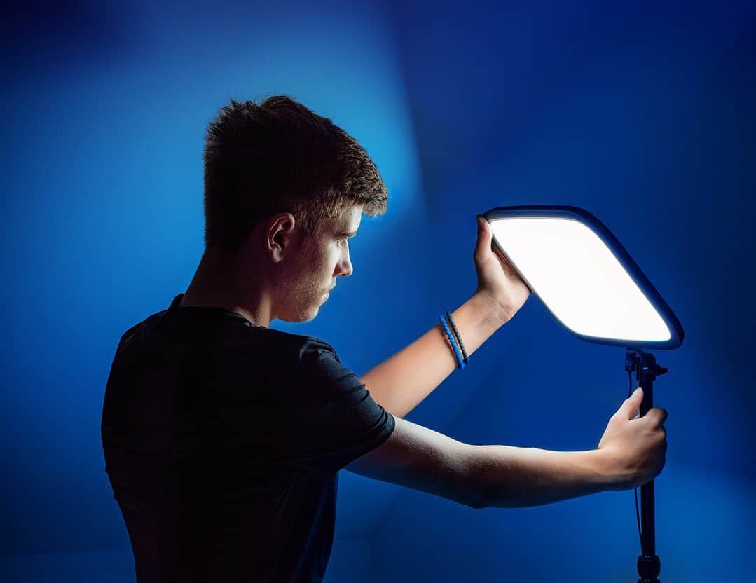 ソフトバンクセレクションのインスタグラム：「あなたの動画作品をさらにワンランクアップさせる「Elgato KEY LIGHT」は、動画製作用高品質スポットライトです。 - 昨今日増しに高まりつつある高品質な動画作成のニーズにこたえるために企画設計されたKey Light （キーライト）は、ハイエンドスタジオライティングの新たなベンチマークとなる商品です。  160個のプレミアム OSRAM LED が、最大2800 ルーメンの高光度のイルミネーションを実現するほか、Control Center アプリを使用すると、簡単に照明を微調整することができます。また、オパールガラスでできたカバーによって光の角度が調整されることで、明るすぎることのないバランスの取れた拡散光を作り出します。  金属デスクマウントを備えた Key Light は設置後もデスク環境をすっきりとしてみせることができることも特徴です。このように、Key Light のすべての機能があなたの動画作品をさらにワンランクアップさせます。  ※2本セットではありません。  ------------------ お求めは写真をタップしてオンラインショップへ プロフィールページのURLからもどうぞ。 @softbank_selection  - #エルガト #elgato #elgatogaming #コルセア #corsair #動画 #動画撮影 #動画作成 #動画編集 #vlog #youtube #ゲーム実況 #ストリーミング#ゲーム #game #gameing #eスポーツ #照明 #スポットライト照明 #撮影機材 #趣味 #hobby #おうち時間 #enjoyhome」