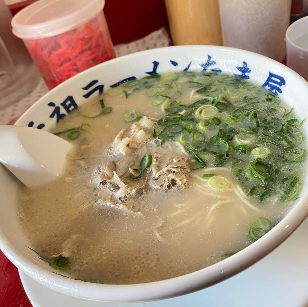 笑福亭恭瓶のインスタグラム：「文楽劇場に入る前に近くの元祖ラーメンたま屋さんで長浜ラーメンを食す。昨日は麺の介さんでごぼう天うどん。2日続けて福岡の味、今日の落語は博多弁になるかもしれません。 #笑福亭恭瓶　#国立文楽劇場」