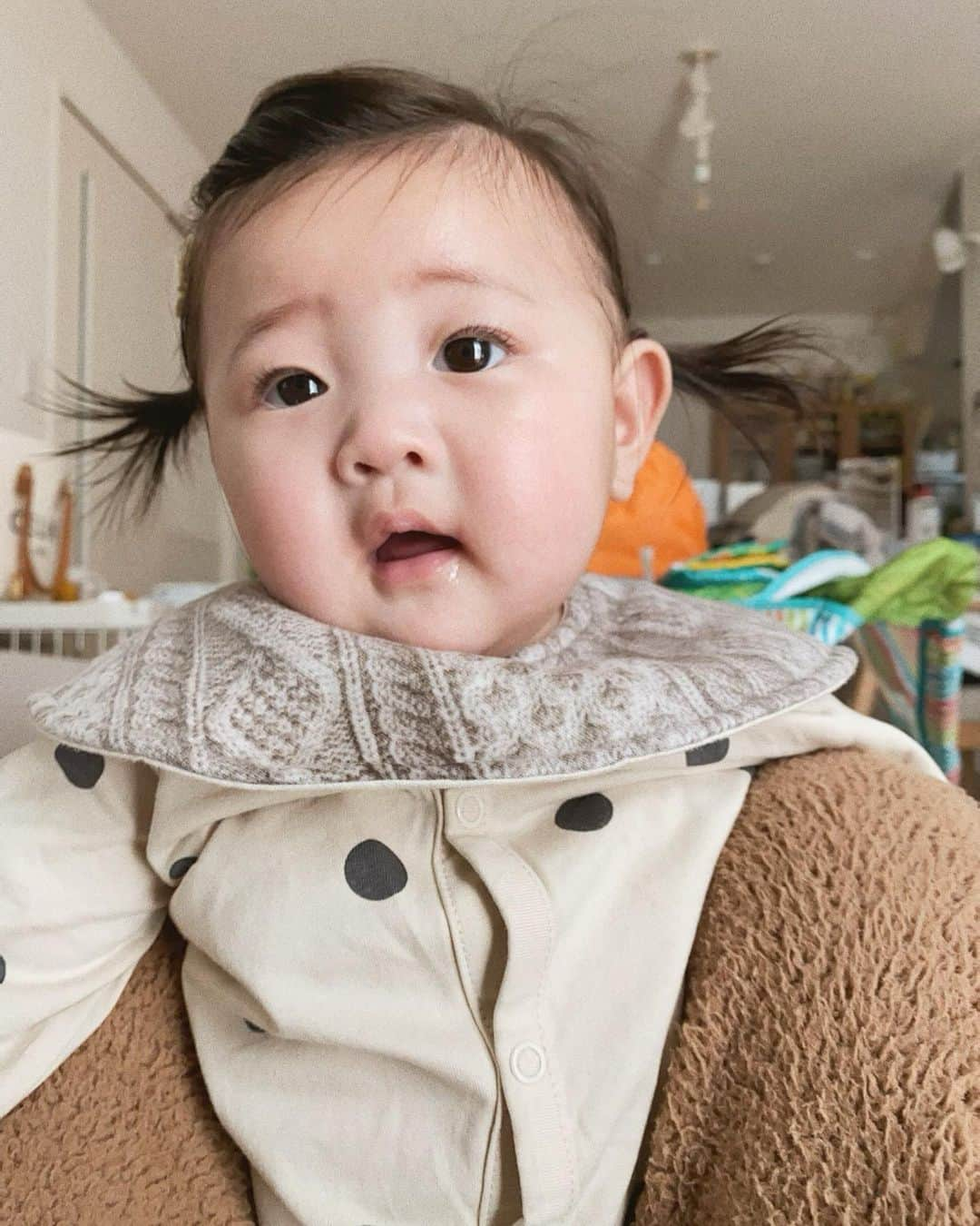 馬詰まほさんのインスタグラム写真 - (馬詰まほInstagram)「カ ワ イ ス ギ ル ン ダ ガ 🤍👧🏻🌼 #mybaby #pigtails #0歳5ヶ月 #babygirl」1月21日 13時44分 - mahorin.1993