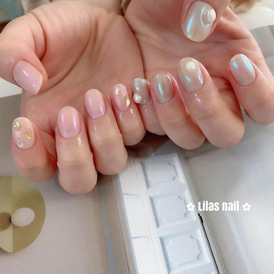 makoのインスタグラム：「* お揃いにしてくれた♡ いつもありがとうございます🙇🏼‍♀️🌷 #girlynail #ガーリーネイル #ミラーネイル #glitternail #젤네일 #젤네일아트 #젤네일전문 #フレンチガーリー  #ギンガムチェック #ギンガムチェックネイル #オーダーチップ #ブライダルネイル #ワイヤーネイル  #セルフネイル #스누피네일아트 #左右非対称ネイル #ちょうちょネイル #蝶々ネイル #ヴィンテージネイル #水滴ネイル #オーロラネイル #フレンチネイル #冬ネイル #マットネイル #韓国ネイル」