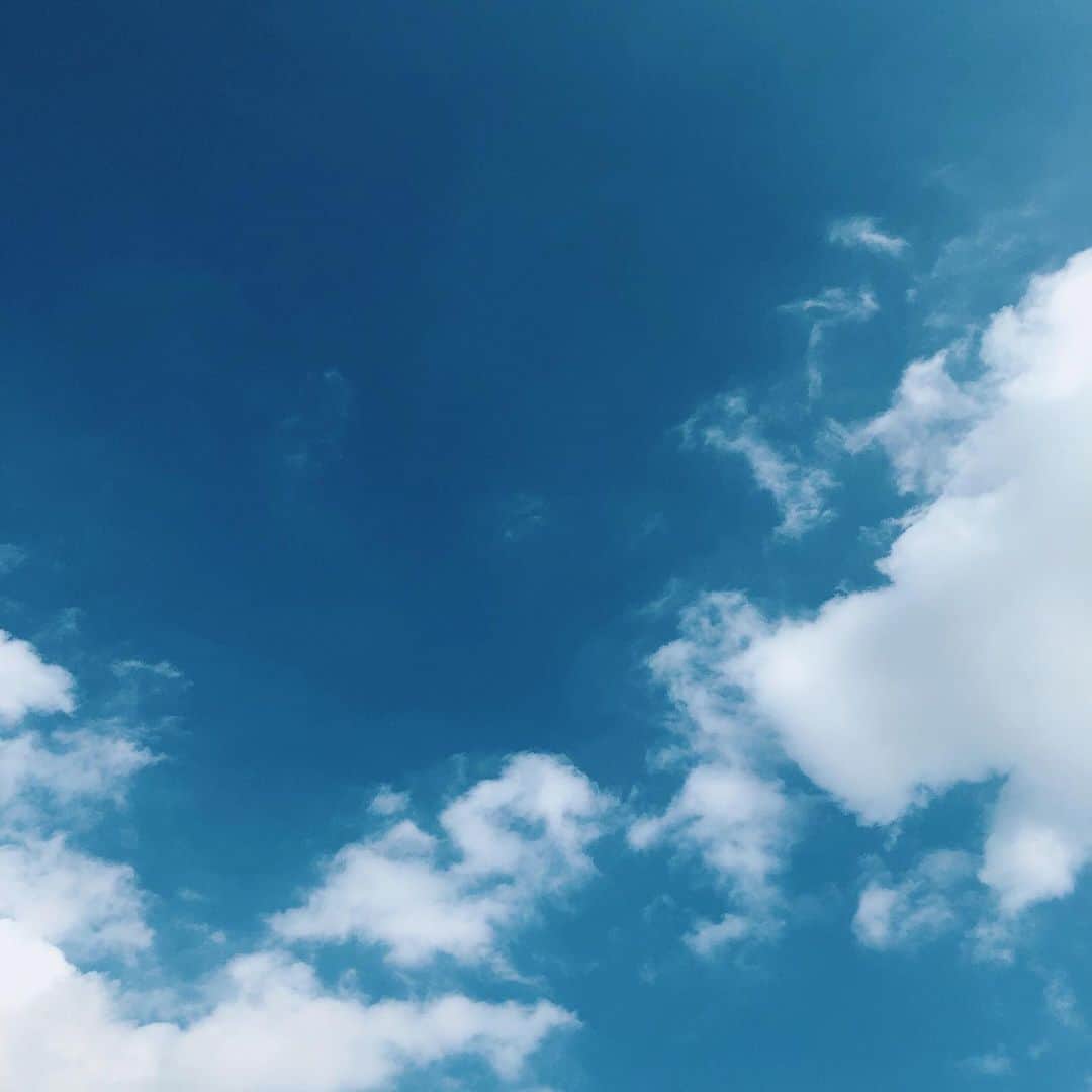 のインスタグラム：「帰りたい場所に帰れる世の中にな〜れ♡ 空は今日も穏やかですね！」