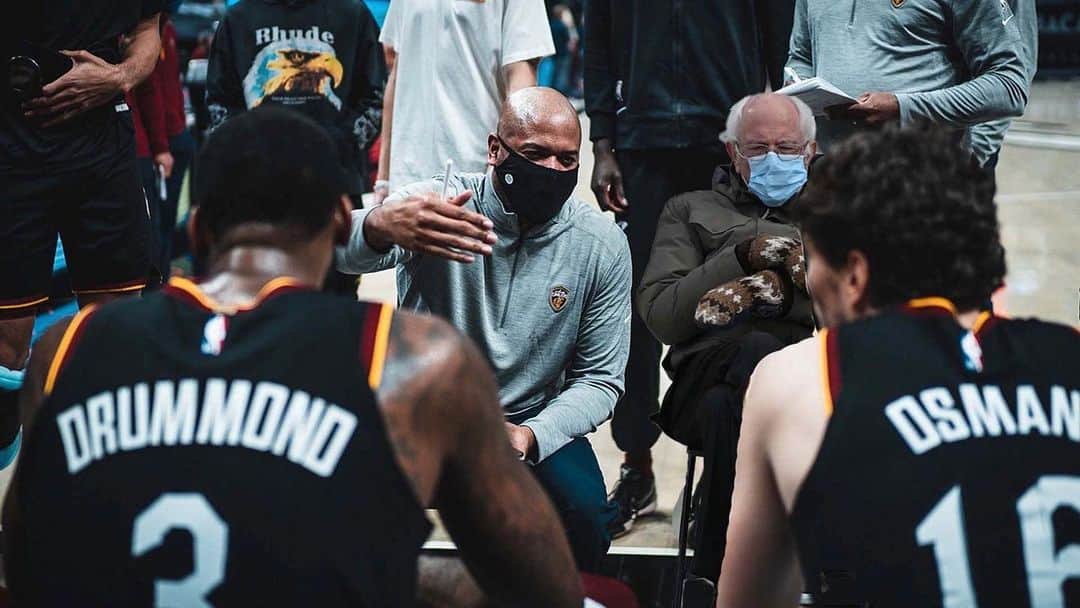 のインスタグラム：「S/o to @berniesanders for hanging tight thru 2 OT’s 🙌🏾 #dedication」