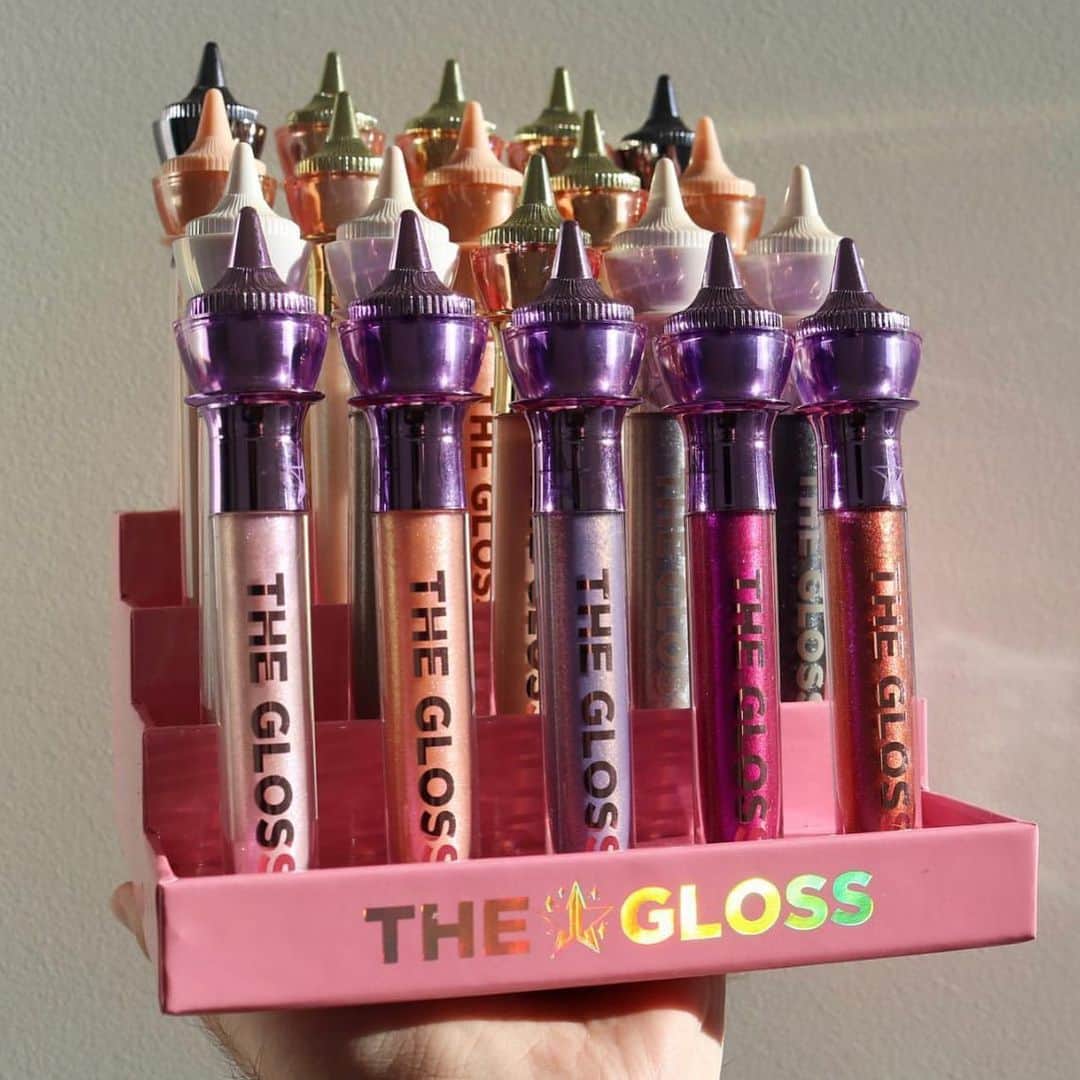 Jeffree Star Cosmeticsさんのインスタグラム写真 - (Jeffree Star CosmeticsInstagram)「The Perfect Display🌟 @literallylewis2.0 lining up #THEGLOSS in our pink makeup display case ✨   #jeffreestarcosmetics」1月21日 13時58分 - jeffreestarcosmetics