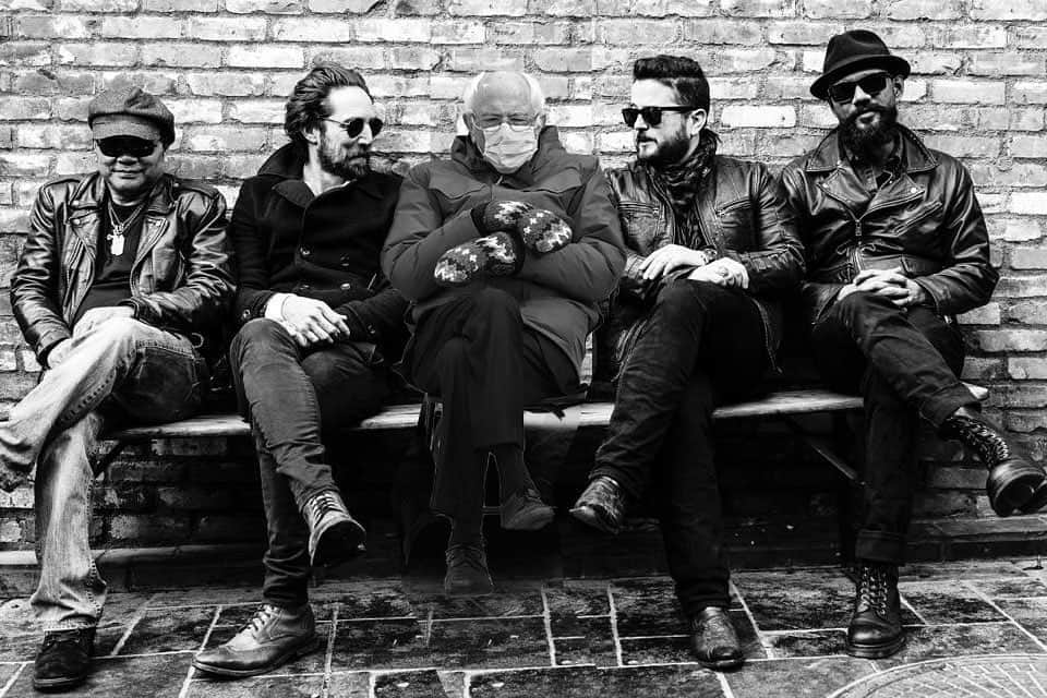 ナタリア・コルドバ・バックリーのインスタグラム：「those that sit cross legged...😎  @brianbuckleyband  @tinkercity  @bass.pilot  @berniesanders   Thank you @jen.cordova_」