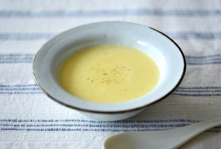 のインスタグラム：「. 濃厚でコクある味わい。冬に極めたい【定番スープ】レシピ集 . 寒い季節に食べたくなる、あったかいスープ。クリームシチューやクラムチャウダー、ビーフシチューなどいろいろなレシピがありますよね。今回は、冬に作りたい、ほっこり温まる定番スープレシピをご紹介します。 画像は、白ごはん.com(@tomita_tadasuke)さんより。 . https://kinarino.jp/cat4/42164 . ▶︎こちらの記事はキナリノアプリのトップページで掲載中です。 ▶キナリノアプリで「定番スープ」と検索！ ▶︎ダウンロードはプロフィールリンクから(@kinarino_official) . #スープ #コーンスープ #コーンポタージュ #おうちごはん #料理 #レシピ #instafood #cooking #recipe #soup #丁寧な暮らし #暮らし #キナリノ」