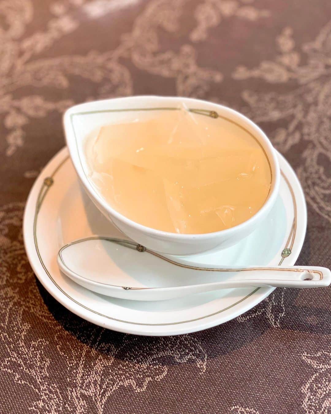 秋山具義さんのインスタグラム写真 - (秋山具義Instagram)「六本木『中国飯店』で、上海蟹ミソあんかけつゆそば、めちゃくちゃ美味しかった♡♡♡﻿ ﻿ ランチメニューには載っていなくて、通常メニューにもつゆなしの上海蟹ミソあんかけ葱油そばしか載ってないけど、つゆそばも作ってくれます。﻿ ランチで3,000円(税抜)は高いけど、このクオリティーで上海蟹の身がけっこう入ってて、ライチのゼリーも付いてて3,000円はかなりおトクだと思います！﻿ ﻿ #中国飯店 #具義中華2021 #具義ラーメン2021 #具義蟹2021 #具義六本木2021」1月21日 14時01分 - gugitter