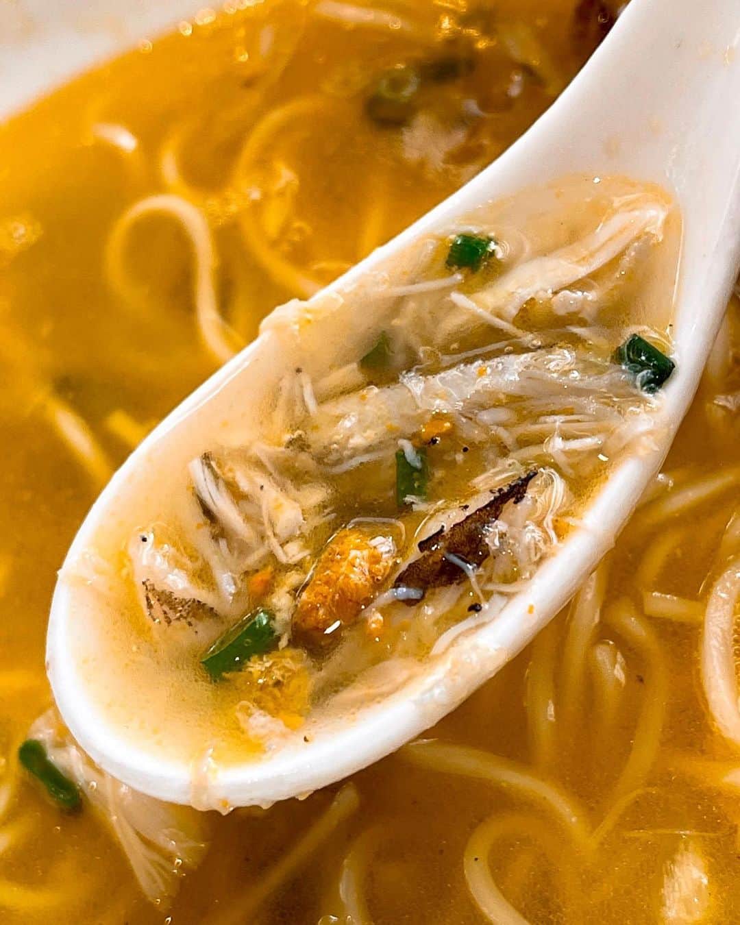 秋山具義さんのインスタグラム写真 - (秋山具義Instagram)「六本木『中国飯店』で、上海蟹ミソあんかけつゆそば、めちゃくちゃ美味しかった♡♡♡﻿ ﻿ ランチメニューには載っていなくて、通常メニューにもつゆなしの上海蟹ミソあんかけ葱油そばしか載ってないけど、つゆそばも作ってくれます。﻿ ランチで3,000円(税抜)は高いけど、このクオリティーで上海蟹の身がけっこう入ってて、ライチのゼリーも付いてて3,000円はかなりおトクだと思います！﻿ ﻿ #中国飯店 #具義中華2021 #具義ラーメン2021 #具義蟹2021 #具義六本木2021」1月21日 14時01分 - gugitter