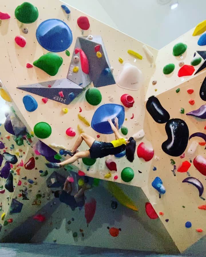ジャニス・ウン・リーのインスタグラム：「Full body aching but push myself to get something done yesterday session 🥲 Almost flew out of the last move for blue 🥵  . . 🎥😘 @wweii0llingg」